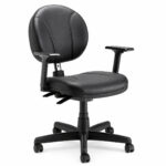 Cadeira Executiva Backplax Plaxmetal em ângulo traseiro, mostrando encosto, braços reguláveis e cinco rodízios.