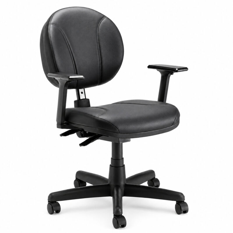Cadeira Executiva Backplax Plaxmetal em ângulo traseiro, mostrando encosto, braços reguláveis e cinco rodízios.