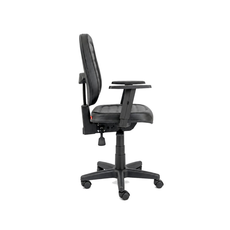 Cadeira Executiva Alta Costurada Back System em vista lateral, com braço Digitador e comandos de regulagem.