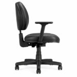 Cadeira Executiva Backplax Plaxmetal em vista traseira, com encosto arredondado, braços e base de cinco pontas.