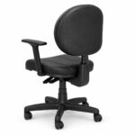 Cadeira Executiva Backplax Plaxmetal vista por trás em três quartos, com suporte do encosto e base giratória preta.