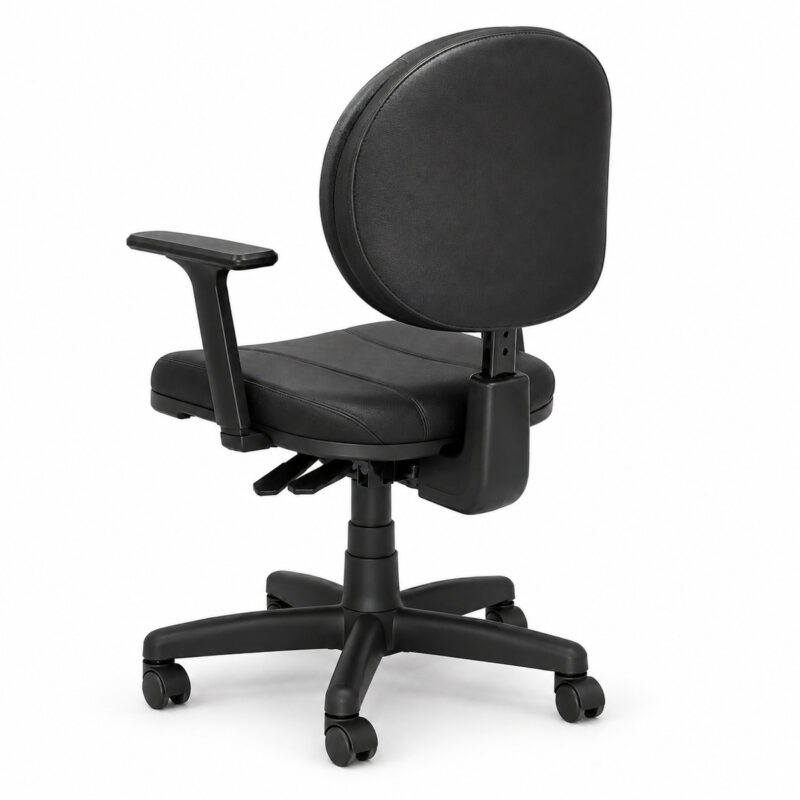 Cadeira Executiva Backplax Plaxmetal vista por trás em três quartos, com suporte do encosto e base giratória preta.