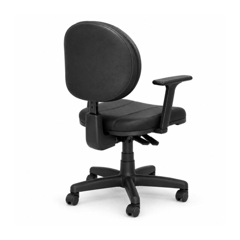 Cadeira Executiva Backplax Plaxmetal preta em perspectiva, com costuras no estofado e braços reguláveis.