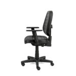 Cadeira Executiva Alta Costurada Back System em perfil lateral oposto, com braço Digitador e rodízios PP.
