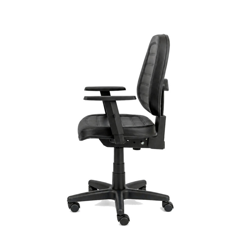 Cadeira Executiva Alta Costurada Back System em perfil lateral oposto, com braço Digitador e rodízios PP.