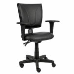 Cadeira B-one Executiva Back System em perspectiva frontal oposta, com braços reguláveis pretos