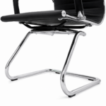 Close inferior da Cadeira Charles Eames preta mostrando a junção do assento com a estrutura tubular cromada.