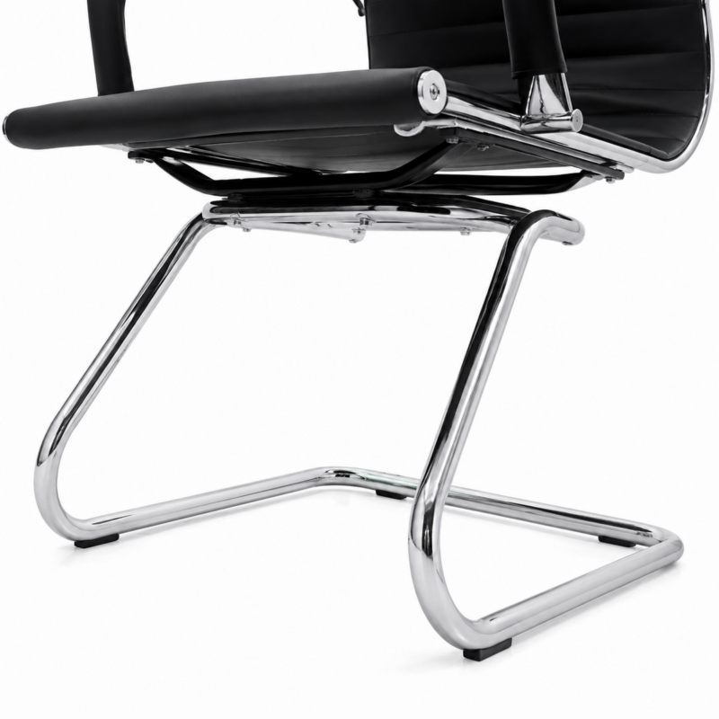 Close inferior da Cadeira Charles Eames preta mostrando a junção do assento com a estrutura tubular cromada.