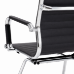 Close da Cadeira Charles Eames preta mostrando encaixe entre assento, braço e estrutura tubular cromada.