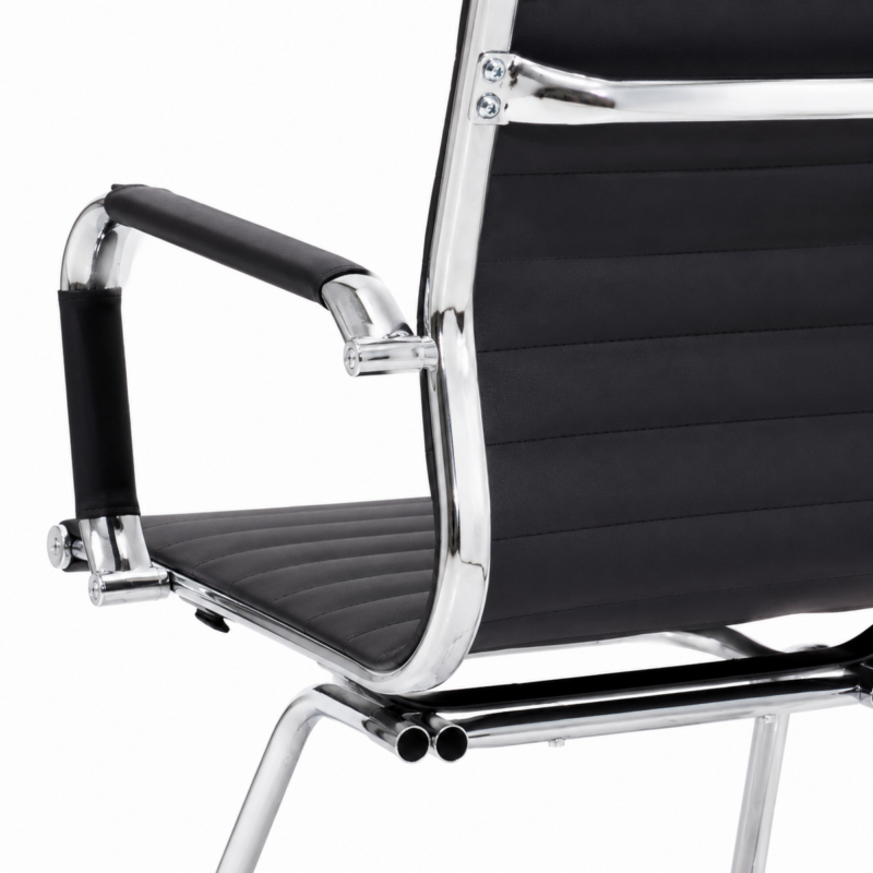 Close da Cadeira Charles Eames preta mostrando encaixe entre assento, braço e estrutura tubular cromada.