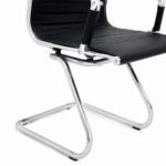 Cadeira Interlocutor Charles Eames preta em detalhe inferior com estrutura tubular cromada e base fixa.