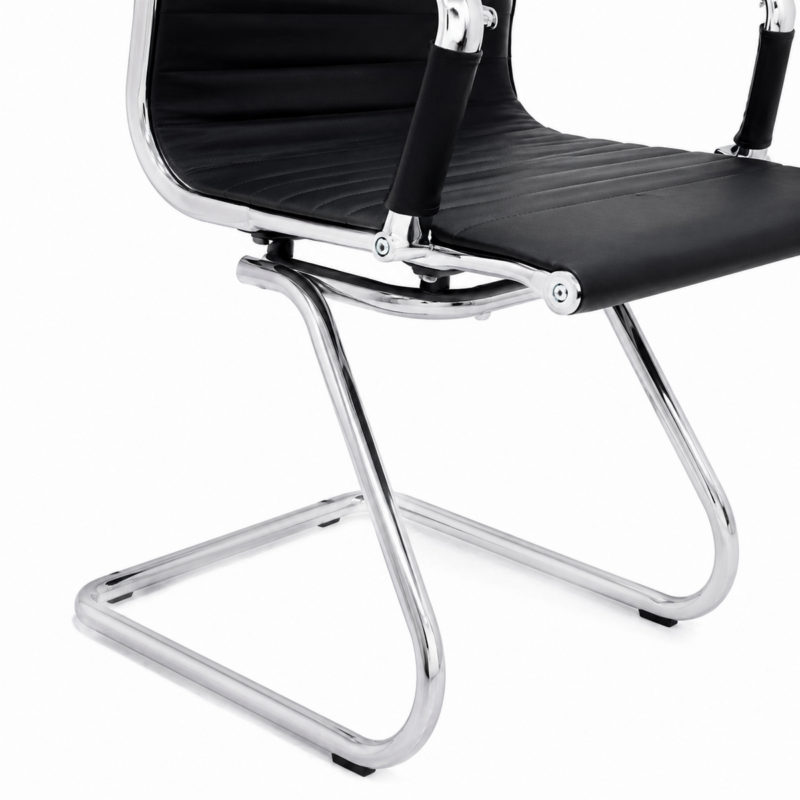Cadeira Interlocutor Charles Eames preta em detalhe inferior com estrutura tubular cromada e base fixa.