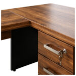 Junção dos tampos e detalhe do gaveteiro com chave Detalhe do encontro dos tampos da mesa em L, com gaveteiro amadeirado, puxadores prateados e chave.