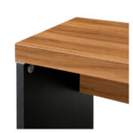 Detalhe interno do tampo e do pé painel da mesa Close do canto da mesa com tampo amadeirado, pé painel preto, fixador circular e painel frontal recuado.