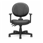 Cadeira Executiva Backplax Plaxmetal vista de frente, com encosto estofado, braços reguláveis e base giratória.