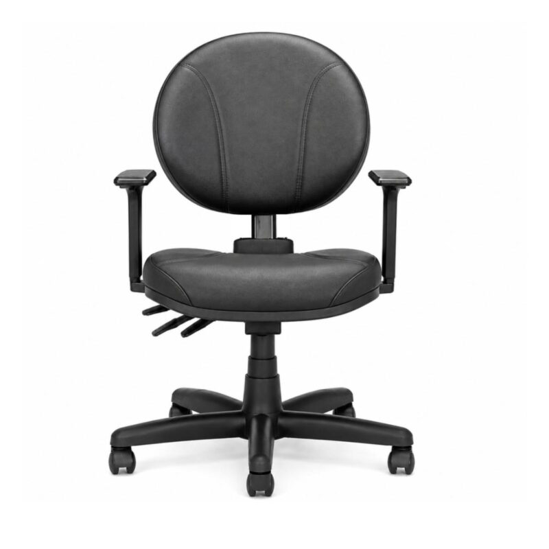 Cadeira Executiva Backplax Plaxmetal vista de frente, com encosto estofado, braços reguláveis e base giratória.