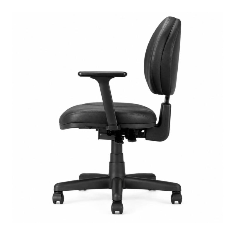 Cadeira Executiva Backplax Plaxmetal em perfil lateral, com comandos inferiores, braço regulável e base com rodízios.