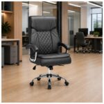 Poltrona Presidente Luxo Confort em escritório moderno com mesa de trabalho e decoração corporativa.