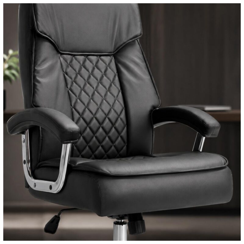 Detalhe comercial do assento Pillow Top preto da Poltrona Presidente Luxo Confort com molas ensacadas.
