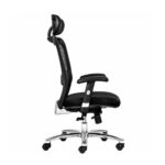 Cadeira New Ergon Presidente em perfil lateral com encosto curvo e assento de 53 cm de profundidade.