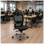 Cadeira New Ergon Presidente posicionada em coworking moderno e profissional.