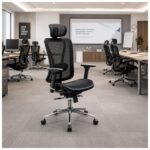 Cadeira MK-4000 Full Mesh aplicada em escritório corporativo com área de trabalho e reunião.