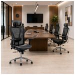 Cadeira MK-4000 Full Mesh utilizada em sala de reunião corporativa ou ambiente de diretoria.