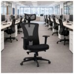 Cadeira BlumeOffice BLM-0241 aplicada em escritório corporativo com área de trabalho e reunião.