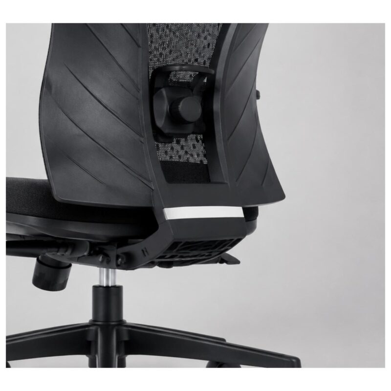 Close-up comercial do apoio lombar regulável da cadeira BlumeOffice BLM-0241.