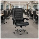 Cadeira Presidente Luxo preta em sala de diretoria com mesa executiva e mobiliário corporativo.