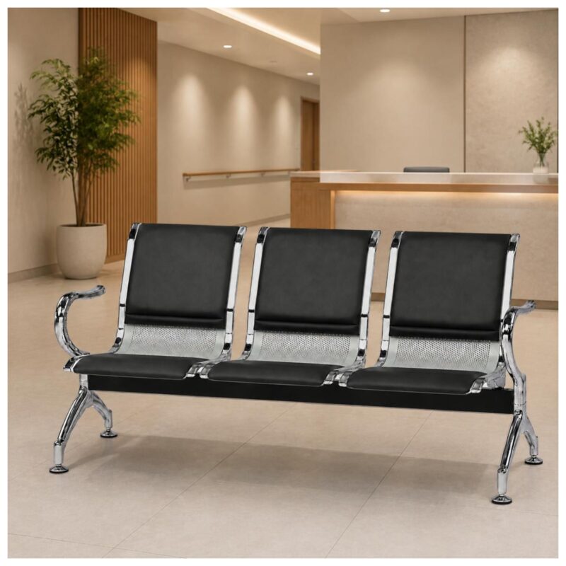 Longarina Aeroporto Estofada com 3 Lugares instalada em sala de espera de clínica ou consultório.