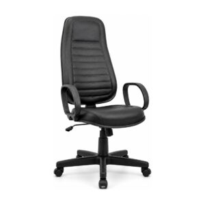 Cadeira Presidente Costurada Alta Preta em vista frontal 3/4, com encosto alto, braços fixos e base giratória.