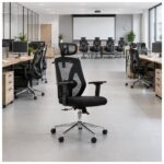 Cadeira Makkon MK-4010 aplicada em escritório corporativo com área de trabalho e reunião.