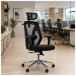Cadeira Presidente Makkon MK-4010 posicionada em coworking moderno e profissional.