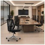 Cadeira Makkon MK-4010 utilizada em sala de reunião corporativa ou ambiente de diretoria.