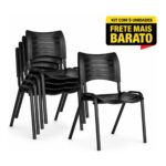 Kit com 5 cadeiras fixas pretas empilháveis, com quatro unidades agrupadas e uma cadeira em destaque frontal.