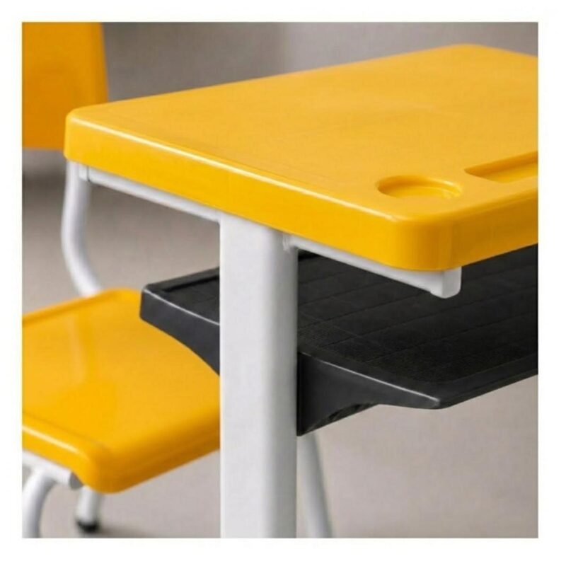 Conjunto Escolar Amarelo com Mesa e Cadeira 03 a 06 Anos