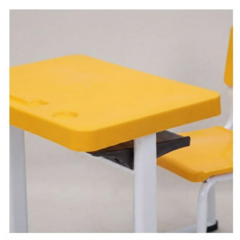 Conjunto Escolar Amarelo com Mesa e Cadeira 03 a 06 Anos
