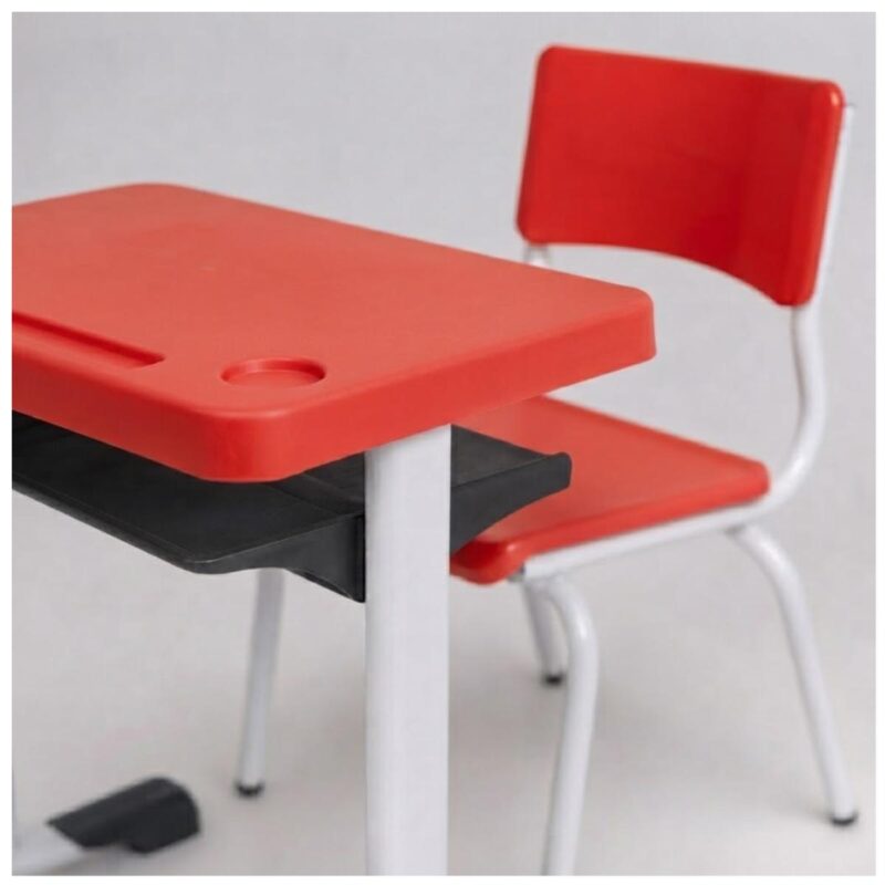 Conjunto Escolar Vermelho com Mesa e Cadeira 03 a 06 Anos