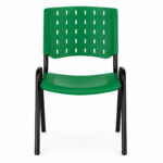 Cadeira Plástica ISO Fixa Verde em vista frontal, com encosto perfurado e quatro pés pretos