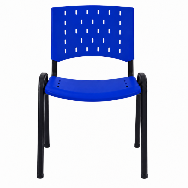 Cadeira Plástica ISO Fixa Azul em vista frontal, com encosto perfurado e quatro pés pretos
