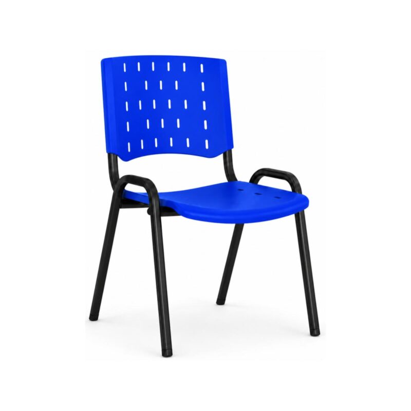 Cadeira Plástica ISO Fixa Azul com Braços em vista frontal três quartos e estrutura tubular preta
