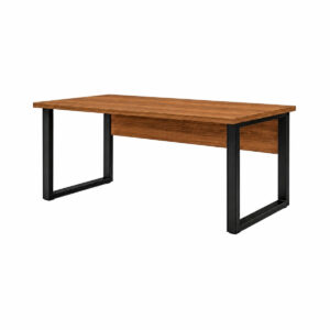 Mesa de escritório sem gavetas, com tampo e painel amadeirados e pés metálicos pretos em formato de quadro.