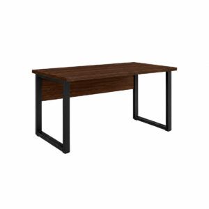 Mesa de escritório sem gavetas com tampo amadeirado louro, painel frontal e pés metálicos pretos em formato de quadro.
