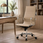 Cadeira Presidente Charles Eames Esteirinha Fendi posicionada junto a mesa em ambiente de home office.