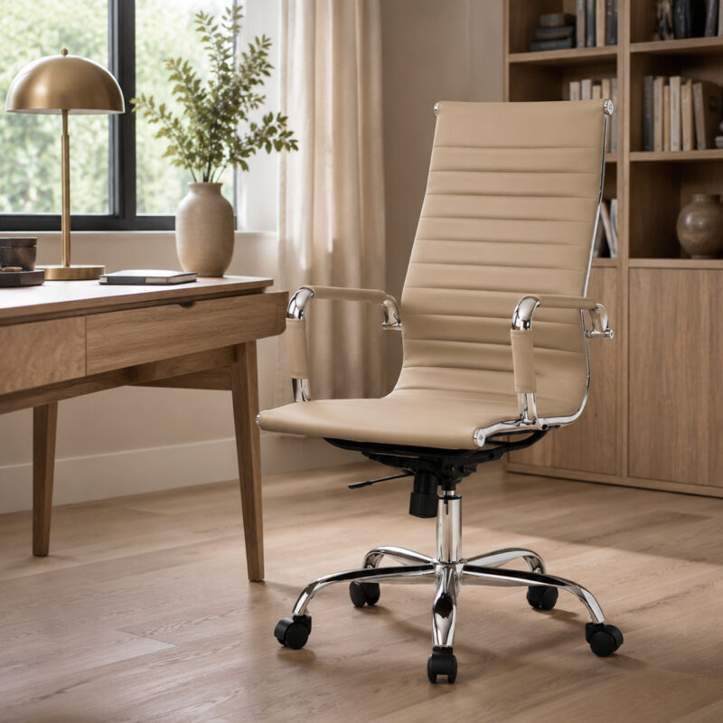 Cadeira Presidente Charles Eames Esteirinha Fendi posicionada junto a mesa em ambiente de home office.