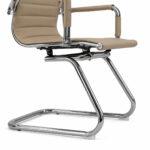 Base fixa da Cadeira Charles Eames Fendi com estrutura em aço cromado e apoio inferior em destaque.