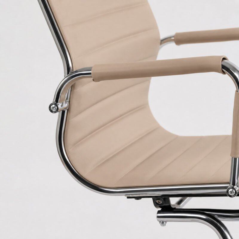 Close da Cadeira Charles Eames mostrando encaixe entre assento, braço revestido e estrutura cromada.