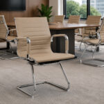 Cadeira Interlocutor Charles Eames Fendi aplicada junto a mesa em ambiente corporativo de reunião.