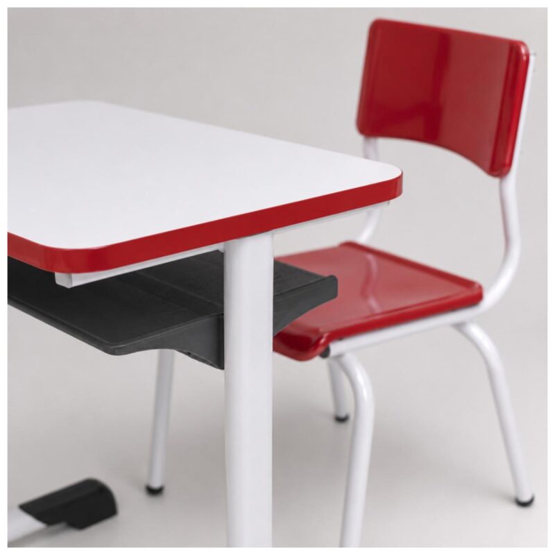 Conjunto Escolar Vermelho com Mesa e Cadeira 06 a 10 Anos